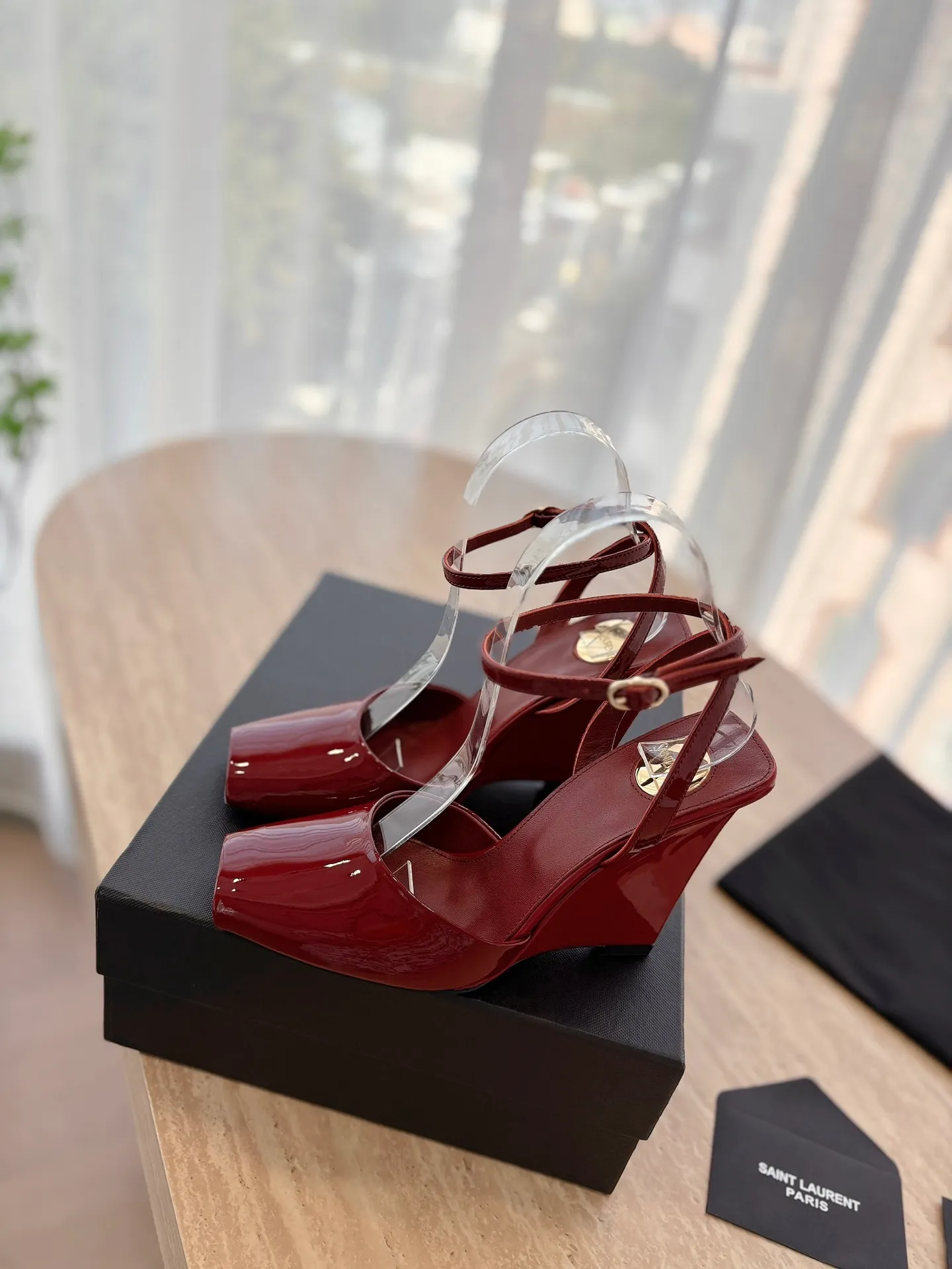 👟👟Ex-factory price 600👟👟 High version "SAINT LAUREN*" Saint Laurent ysl 25ss/new spring and summer catwalk style large rhinestone high-heeled shoes and sandals. Only YSL understands women's hearts best and does not accept refutation. It is a super invincible feminine artifact and a must-have for women (z-product full-body customization, own molded hardware accessories, perfect consistency). Compare the differences between pictures and goods on the market. ✔Upper: Customized imported silk ✔Lining: Imported 🐑Sheep leather ✔Sole: Imported genuine leather outsole ✔Heel height: 10.5cm ✔Number of yards: 35-39 (40 can be customized and non-returnable) (Full set of packaging)